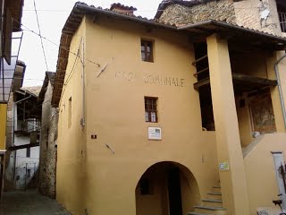 Museo della Vita Alpina - si trova nell'ex Casa Comunale, in via Guglielmo Marconi n. 8, nel pieno centro storico del paese.