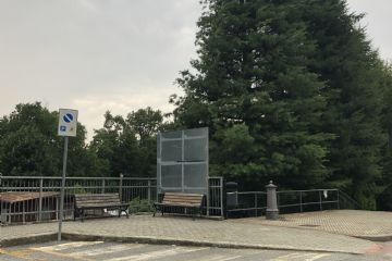 Rimozione vecchi tabelloni ed installazione adiacente ad i vecchi, di nuovi tabelloni; riposizionate le due panchine.
