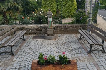 Posizionamento nuove fioriere in legno e fiori di fronte alla Chiesa